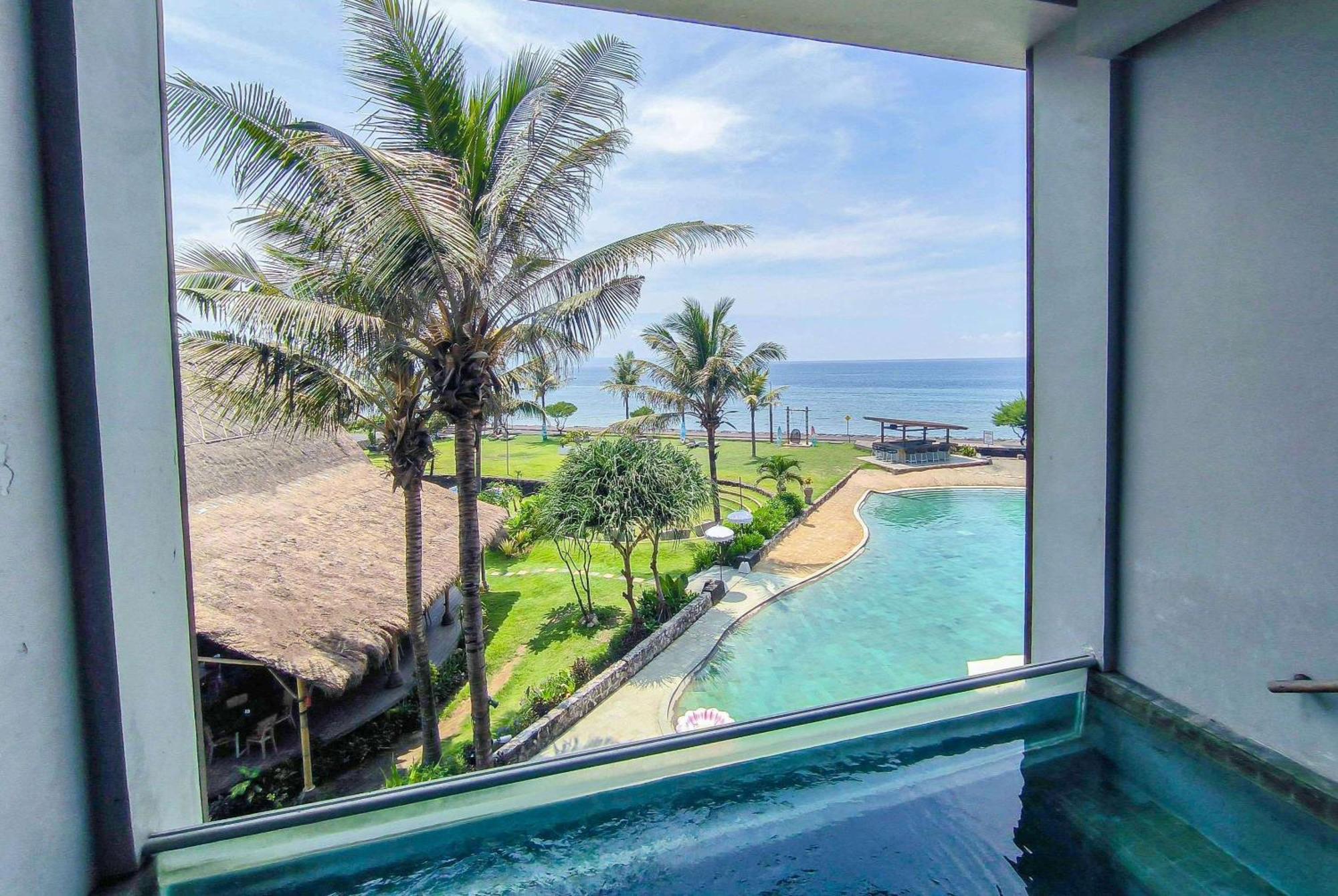 Wyndham Tamansari Jivva Resort Bali Siyut Exteriér fotografie View from the pool at the hotel