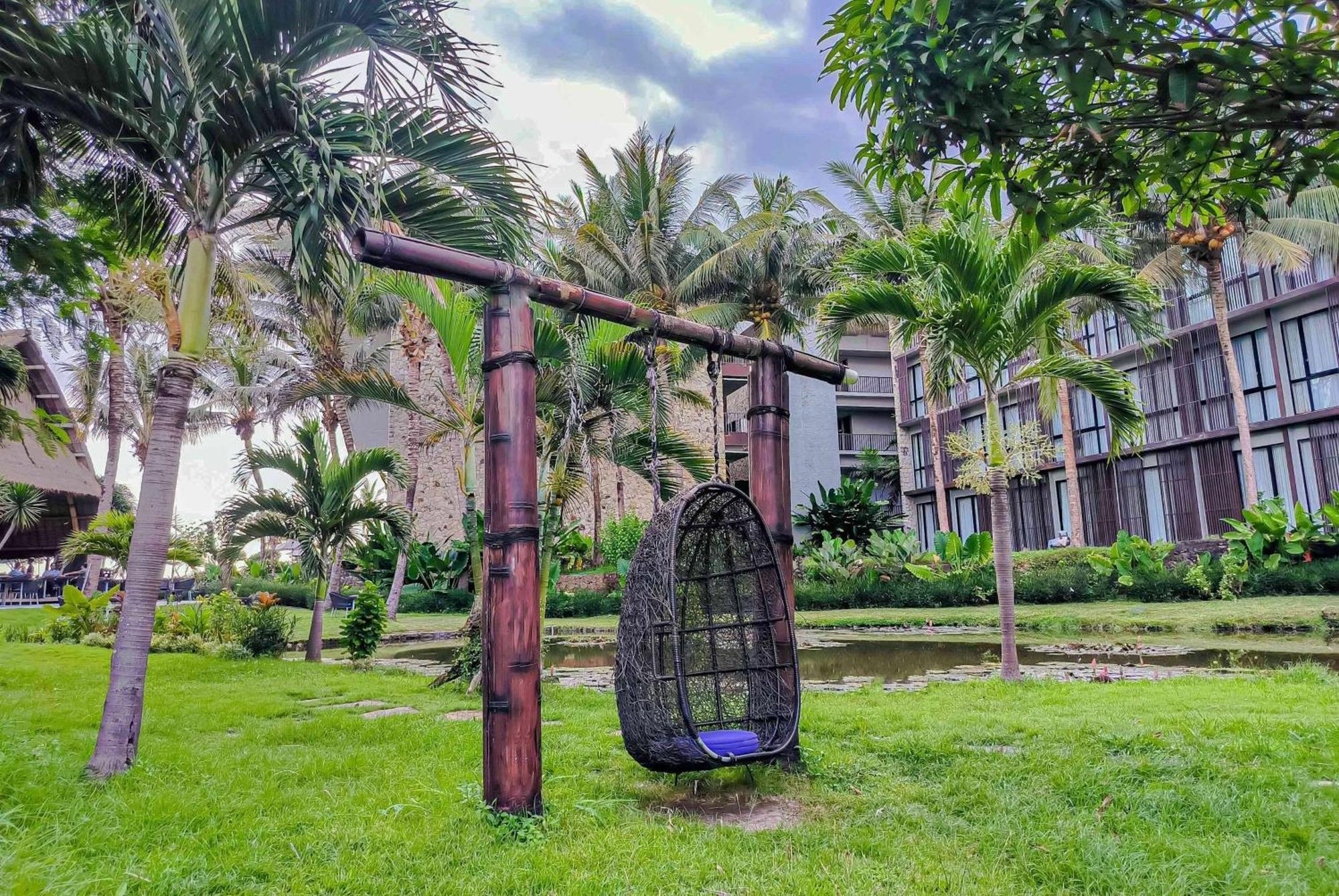 Wyndham Tamansari Jivva Resort Bali Siyut Exteriér fotografie A swing at the resort