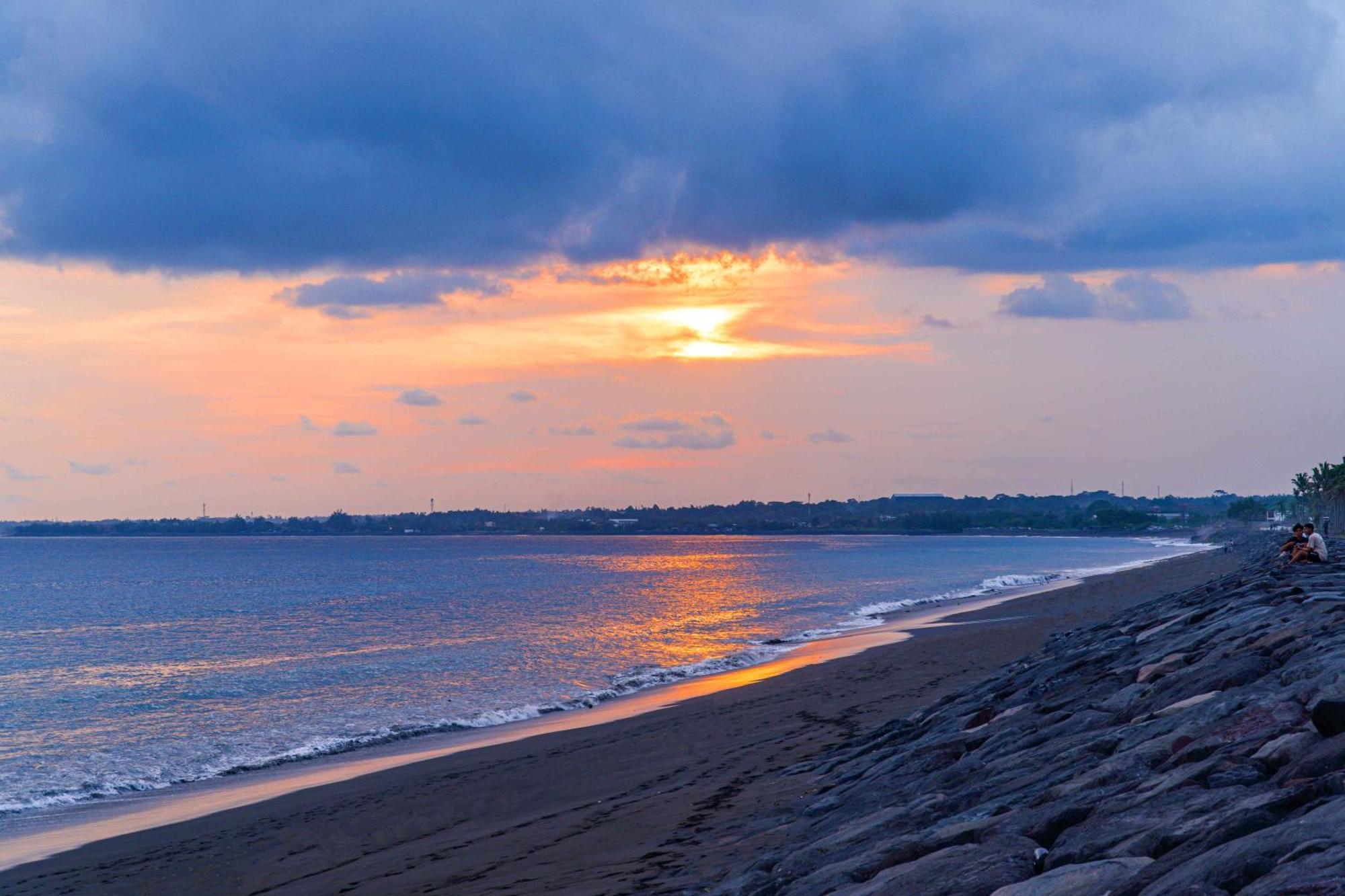 Wyndham Tamansari Jivva Resort Bali Siyut Exteriér fotografie Sunset at the beach