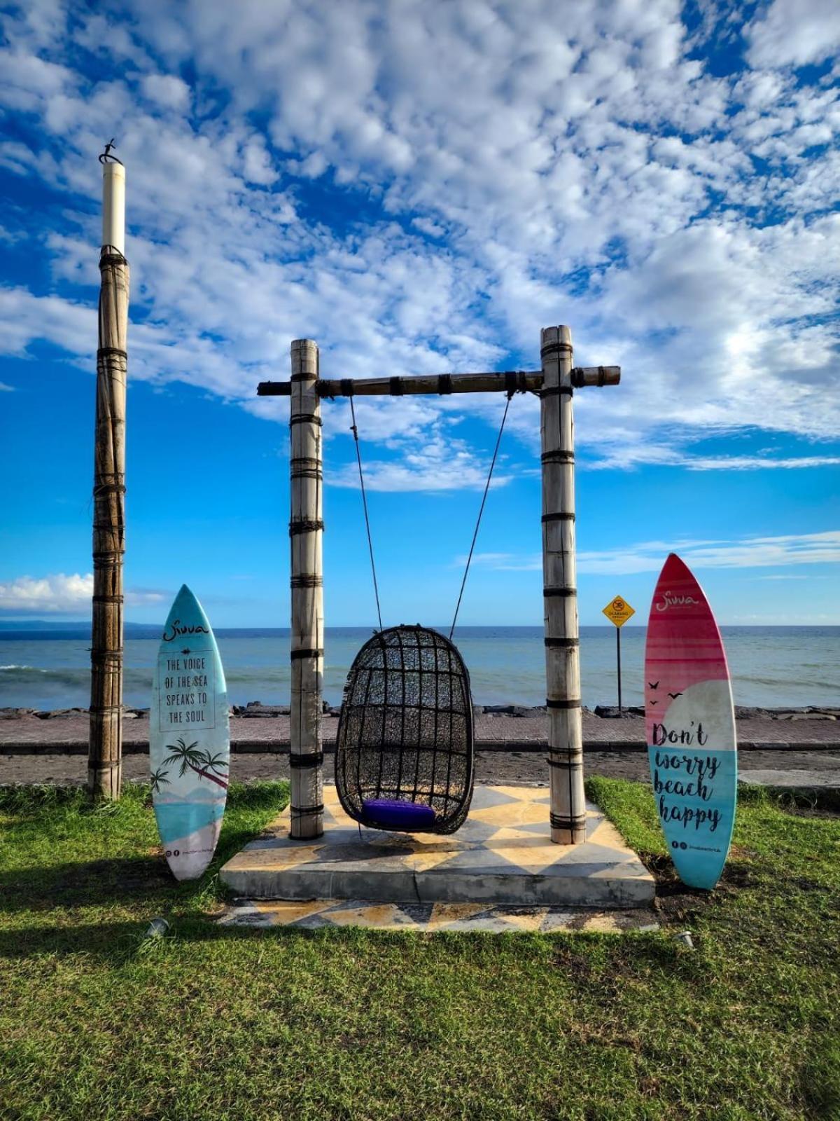 Wyndham Tamansari Jivva Resort Bali Siyut Exteriér fotografie The swing at the beach