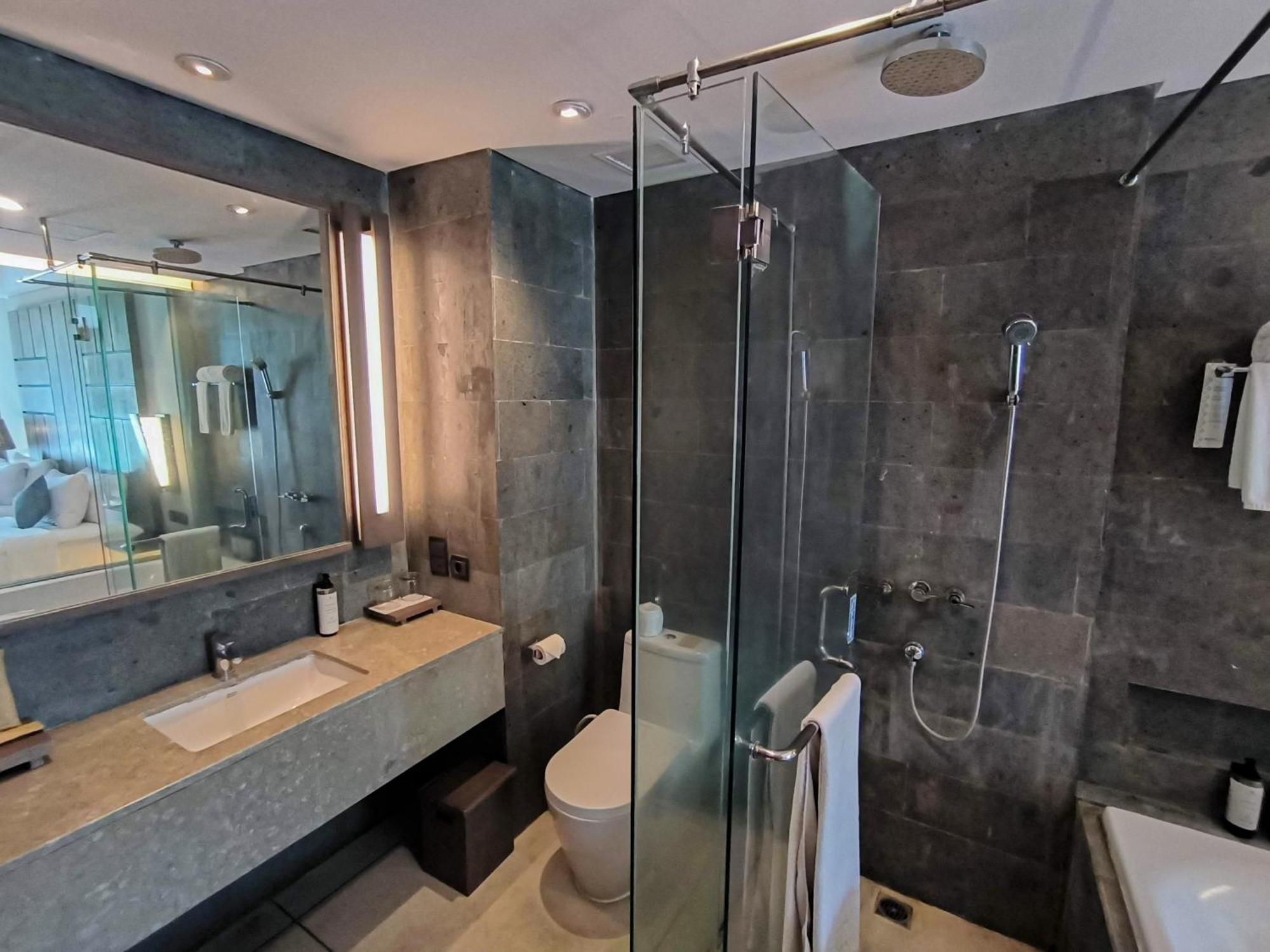 Wyndham Tamansari Jivva Resort Bali Siyut Exteriér fotografie A bathroom in a hotel