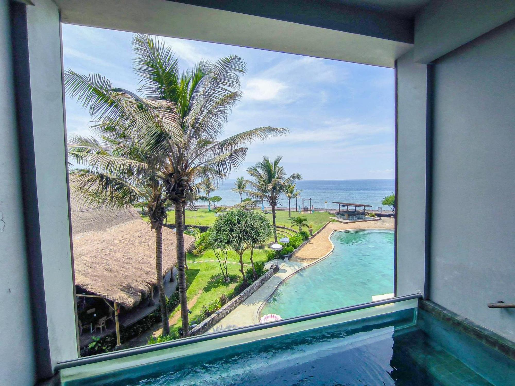 Wyndham Tamansari Jivva Resort Bali Siyut Exteriér fotografie View from the pool at the hotel