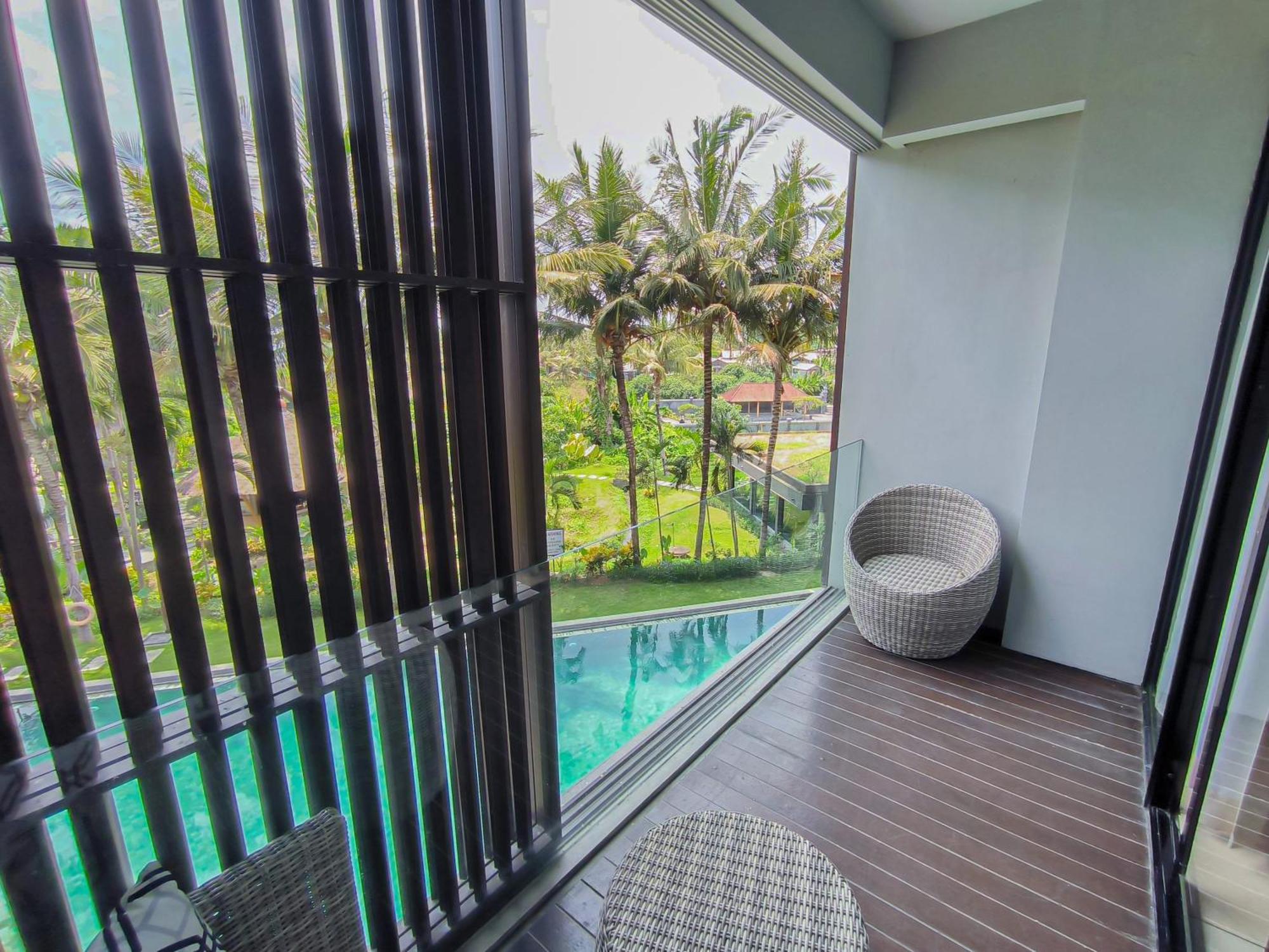 Wyndham Tamansari Jivva Resort Bali Siyut Exteriér fotografie A balcony in a condominium