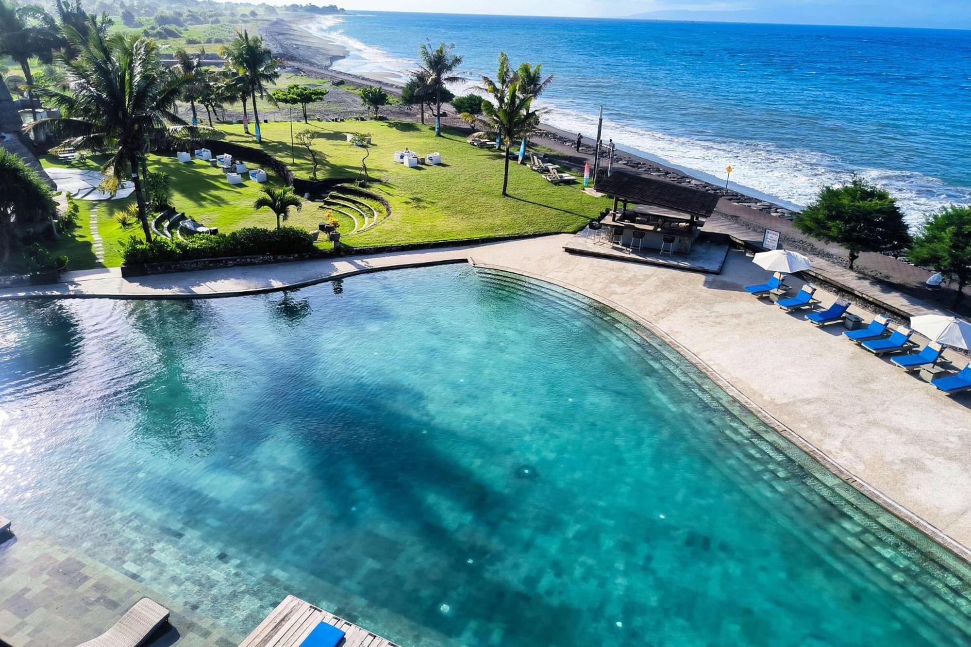 Wyndham Tamansari Jivva Resort Bali Siyut Exteriér fotografie The beach at the hotel