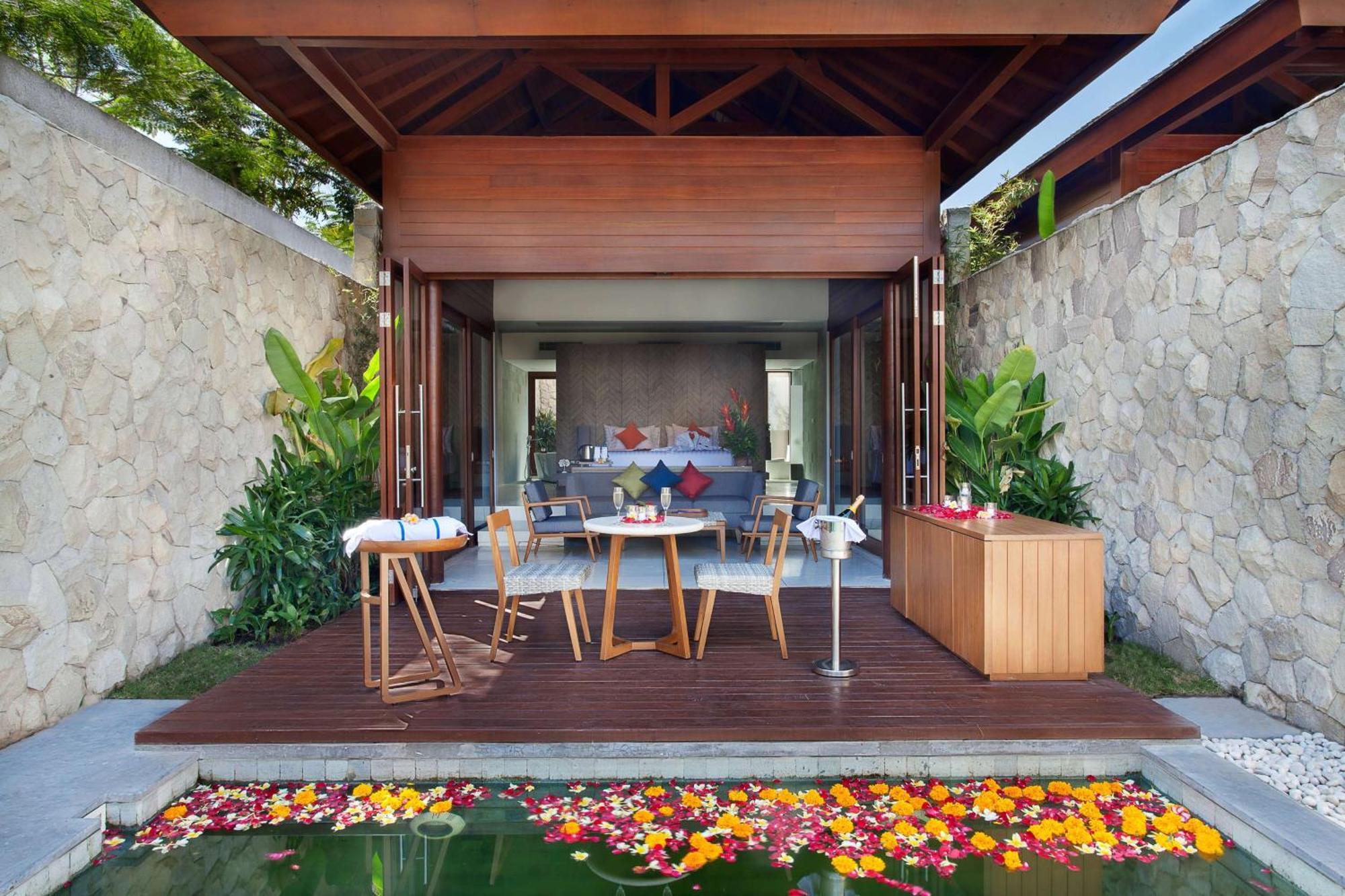 Wyndham Tamansari Jivva Resort Bali Siyut Exteriér fotografie A private pool at the hotel